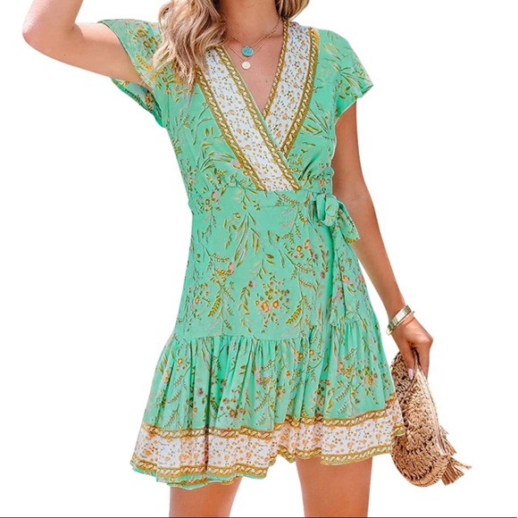 NWOT beautiful floral wrap dress - Picture 4 of 10